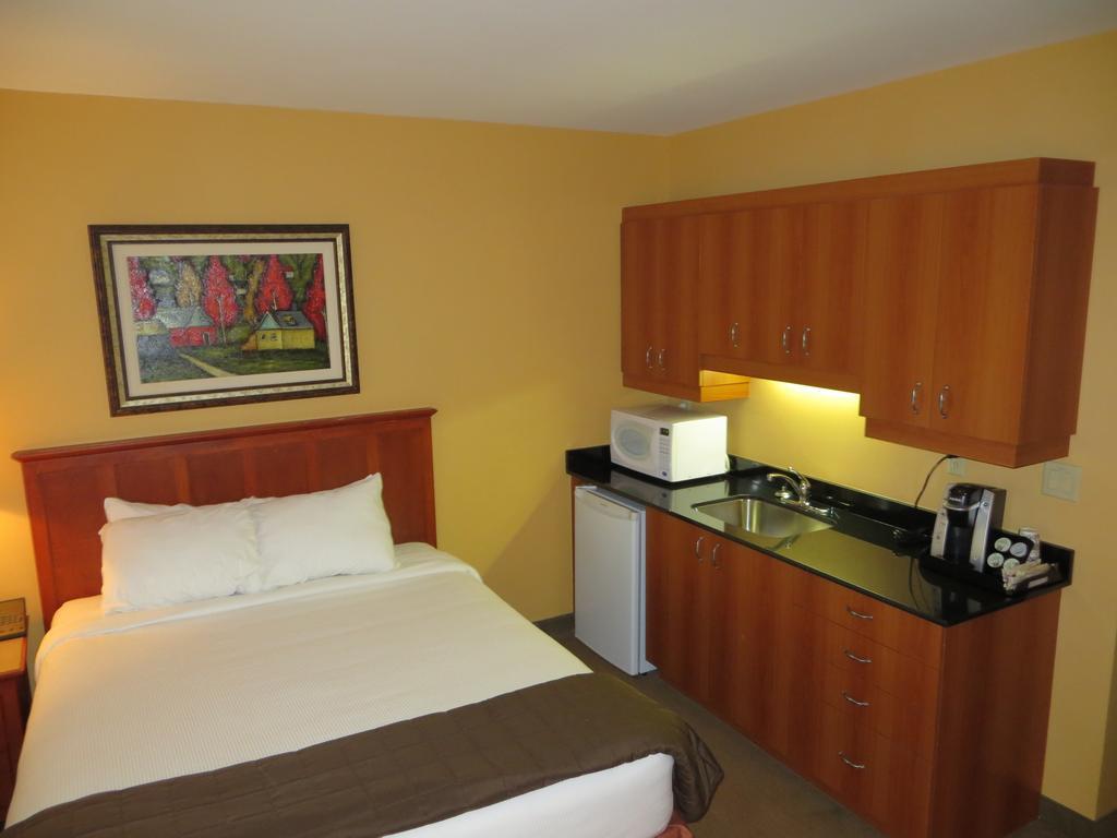 Hotel St-Bernard Saint-Bernard-de-Lacolle Номер фото