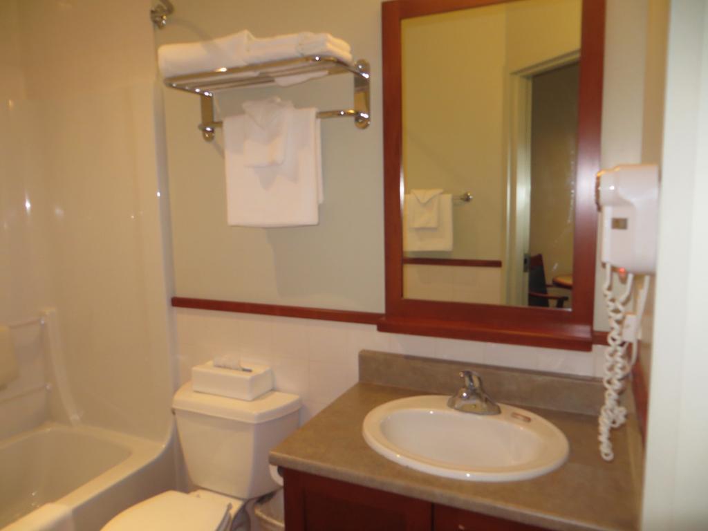 Hotel St-Bernard Saint-Bernard-de-Lacolle Номер фото