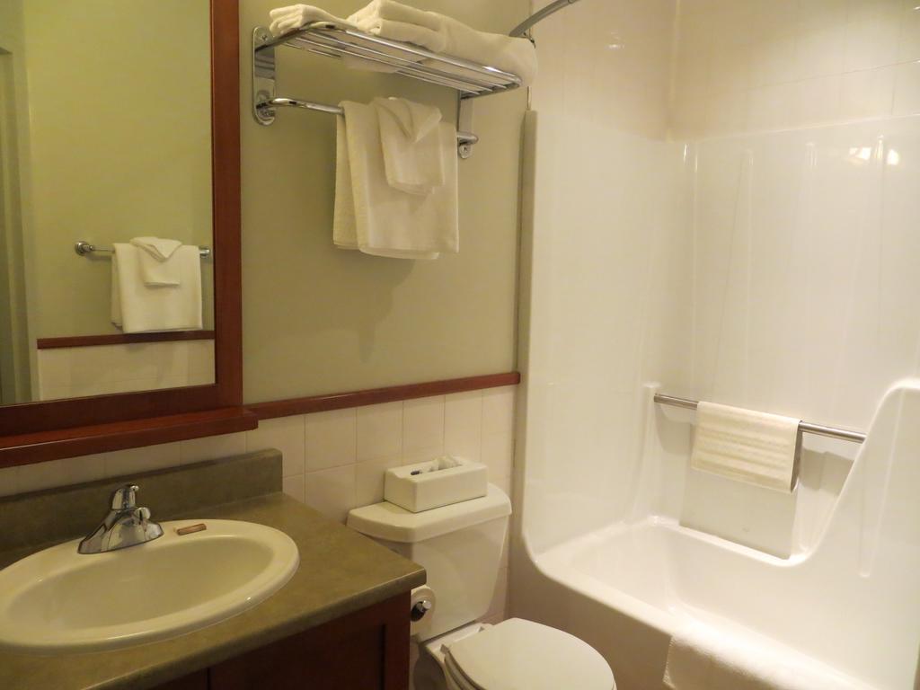Hotel St-Bernard Saint-Bernard-de-Lacolle Номер фото