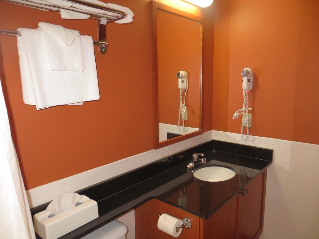 Hotel St-Bernard Saint-Bernard-de-Lacolle Номер фото