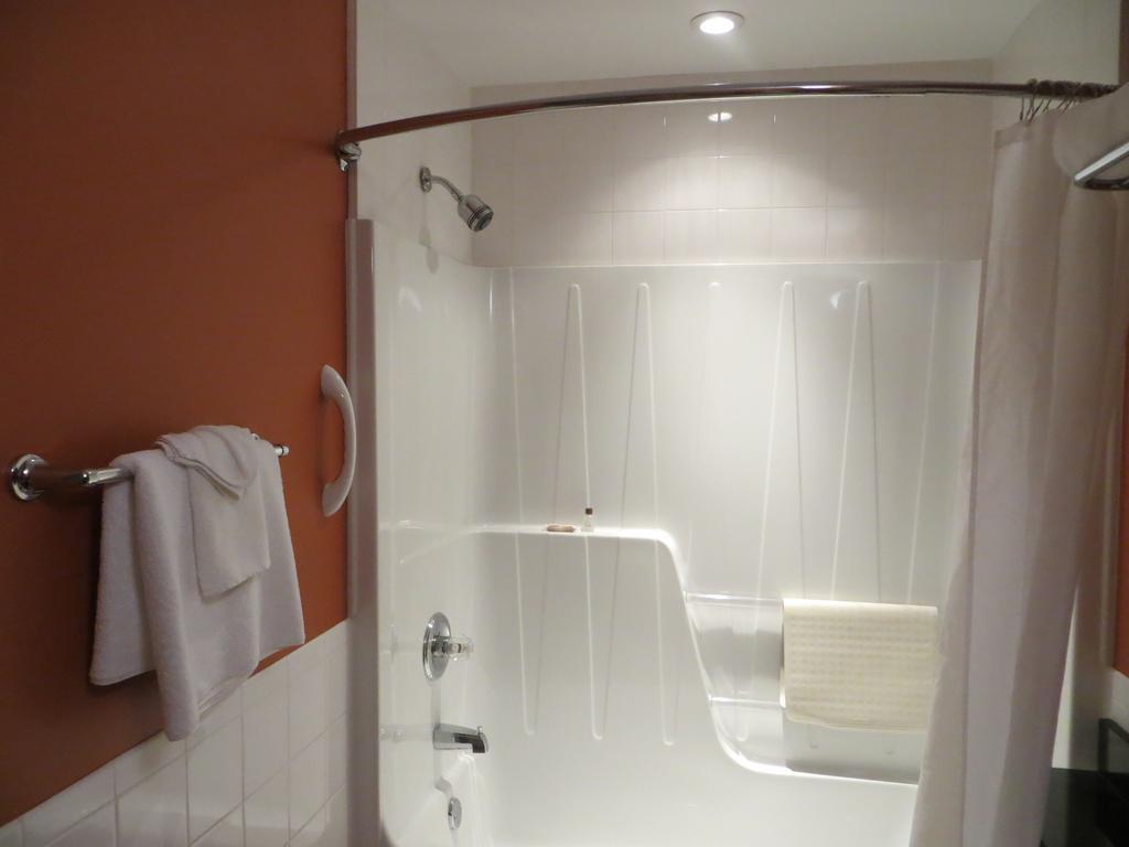 Hotel St-Bernard Saint-Bernard-de-Lacolle Номер фото
