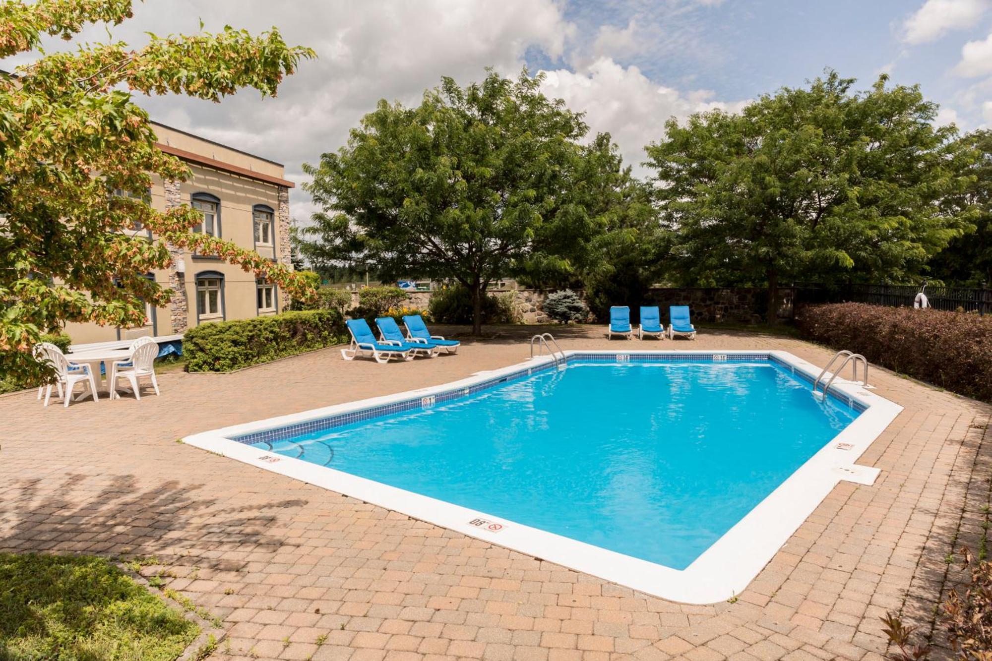 Hotel St-Bernard Saint-Bernard-de-Lacolle Экстерьер фото