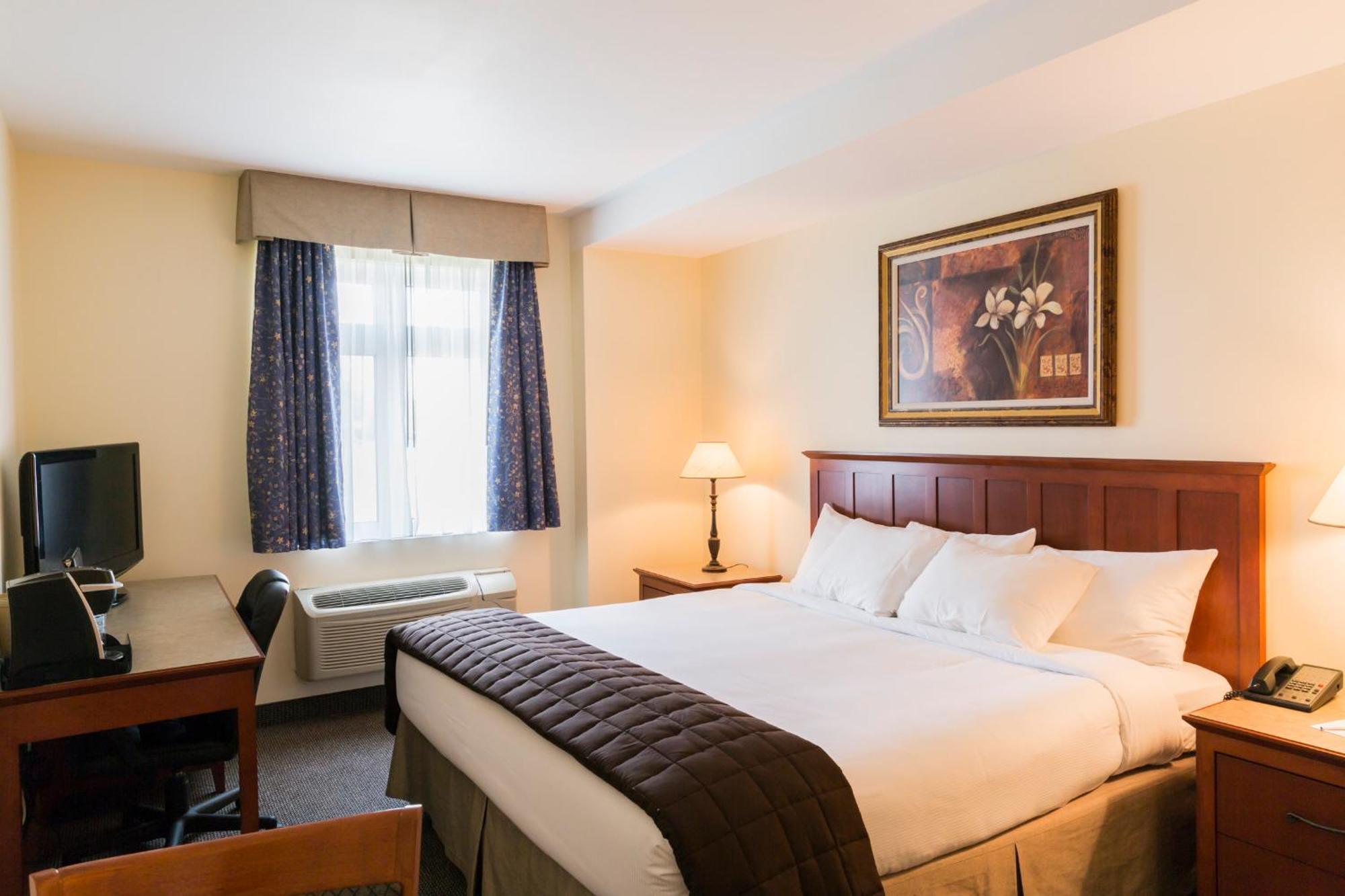 Hotel St-Bernard Saint-Bernard-de-Lacolle Экстерьер фото