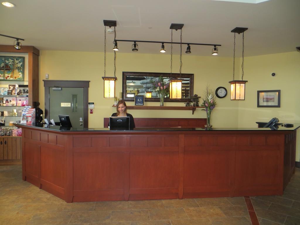 Hotel St-Bernard Saint-Bernard-de-Lacolle Экстерьер фото