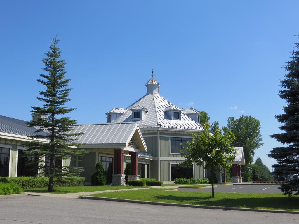 Hotel St-Bernard Saint-Bernard-de-Lacolle Экстерьер фото