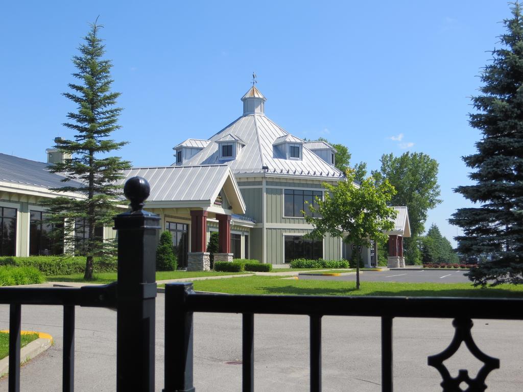 Hotel St-Bernard Saint-Bernard-de-Lacolle Экстерьер фото