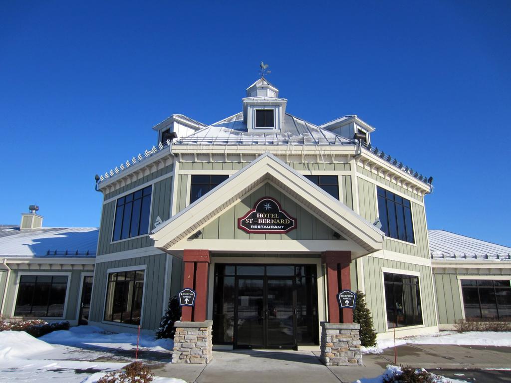 Hotel St-Bernard Saint-Bernard-de-Lacolle Экстерьер фото