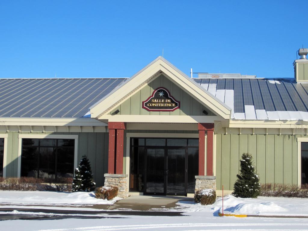 Hotel St-Bernard Saint-Bernard-de-Lacolle Экстерьер фото